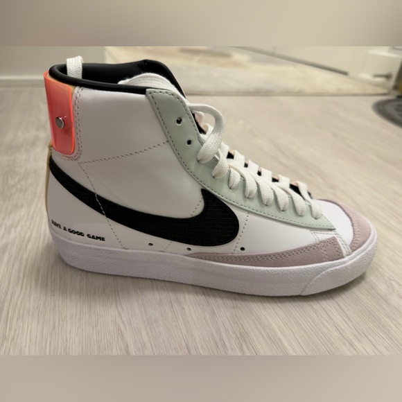 Nike woman Blazer Mid77 limited edition White, Black, and Pink High-Top Sneakers - Picture 4 of 9